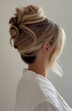 Front Pic Of Updo, Top Bun Wedding Hairstyles, Hairstyle Halter Dress, Loose French Twist Wedding, Old Money Updo, Updo With Face Framing Pieces, Bridal Up Do, Old Hollywood Updo, Bridal High Updo