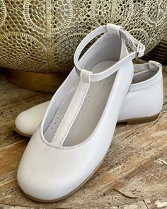 Beautiful and comfortable Spanish shoes for girls to wear on special occasions, such as the first communion. Please refer to the size conversion table. 100% leather Made in Spain Final sale, no exchanges nor returns will be availble White Mary Jane Ballet Flats With Round Toe, White Mary Jane Ballet Flats With Closed Toe, White Mary Jane Closed Toe Ballet Flats, White Closed Toe Mary Jane Ballet Flats, White Closed Toe Mary Janes With Removable Insole, White Closed Toe Ballet Flats With Rubber Sole, White Mary Janes With Leather Sole And Flat Heel, White Leather Closed Toe Dance Shoes, White Leather Sole Mary Janes With Closed Toe