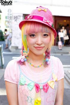 Japanese street style 'Pony hair' Pink Tokyo, Cute Shrimp, Kawaii Street Fashion, Baby Shrimp, Rings Colorful, Brand Party, Colorful People, Harajuku Girl, Bubble Blowing