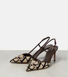 Valentino Heels, Shoes Fashion Photography, Trending Heels, Mid Heels Pumps, Shoe Inspo, Satin Pumps, Classic Bags, Evening Shoes, Patent Leather Pumps