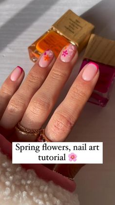 Shellac Nail Art Summer, Flower Simple Nail Art, Flower Nail Designs Diy, Spring Flower Nails Design, Flower Nail How To, Bright Gel Manicure, Minimal Flower Nail Art, Simple Flower Nail Designs Short Nails, Gel Nail Diy Designs