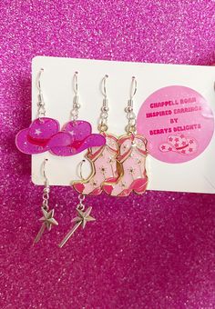 💕 Chappell roan inspired earring set featuring 💕 pink cowboy boot earrings   💕sparkly pink cow boy hat earrings 💕 Magic wand earrings    💕 A perfect Christmas  gift for Chappell roan fans! ❣️ALL ORDERS WILL BE SENT TRACKED48 DUE TO CHRISTMAS.  Please include your email in the notes at checkout to obtain tracking number. Last postal date will be 18th December  ❣️Last guaranteed shipping date for international orders is 6th December.  Anything ordered after then runs the risk of arriving afte Chappell Roan Jewelry, Boot Earrings, Pink Pony Club, Pink Cowboy Boots, Pink Cowboy, Chapeau Cowboy, Pony Club, Chappell Roan, Pink Cow