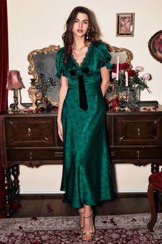 Product Details Be elegant and chic in this eye-catching Serita Jacquard Satin Maxi Dress, crafted from luxurious satin which is fully lined and decorated with delicate rose bows. The V neckline adds an air of sophistication while the vibrant green shade will make you stand out from the crowd. Flaunt your sophistication with this timeless piece. Satin ,Fully lined V Neckline Decorated with rose bows The Fabric 100% Polyester Machine cold washable, lay ，flat to dry Fit Guide Marina Size S model i Vintage Midi Dress Long Sleeve, Satin Dresses For Fall, Vintage Dresses 90s Wedding Attendee, Holiday Dresses Velvet, Pretty Prom Dresses Long Sleeve Midi, Dresses For Wedding Guest With Sleeve, Holiday Party Dresses Modest, Christmas Maxi Dress Women Classy, Womens Formal Winter Dress