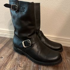 The Veronica Short Boot Is A Frye Classic Made From Supple Leather, Rubber Lug Soles And An Unlined Mid-Calf Shaft Height. These Boots Are Size 8.5 And Black. Pairs With Everything From Jeans To Skirts. Frye Veronica Short, Frye Veronica, Short Boot, Moto Style, Frye Shoes, Moto Boots, Short Boots, Biker Boot, Mid Calf