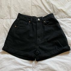 Never Worn In Great Condition I’m Pregnant So I Can’t Fit These High Waisted Size: 4 Black Shorts For School, Black Shorts Aesthetic, Cute Shorts Outfits, Black Jean Shorts Outfit, Zara Jean Shorts, Womens Jean Shorts, Jean Shorts Black