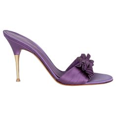 100% authentic Gianvito Rossi mules in lilac satin with bow detail on top. Brand new. Measurements Imprinted Size 37 Shoe Size 37 Inside Sole 24cm (9.4in) Width 7.5cm (2.9in) Heel 10cm (3.9in) All our listings include only the listed item unless otherwise specified in the description above. Elegant Slip-on Sandals With Bow, Silk Heels For Spring Evening, Silk Heels For Spring Formal Occasions, Silk Heels For Spring Formal Events, Silk Heels For Formal Spring Occasions, Chic Silk Heels For Summer, Silk Evening Heels For Spring, Chic Silk Heels For Spring, Spring Evening Silk Heels