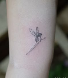 a small tattoo on the leg of a woman