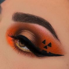 Comment '😍' if you love this cute pumpkin eye look 🎃@mariv_xoxo⁠ used our Gel Eyeliner in the shade 'Citrus' and Eyelashes in 'Queen of the Night' ✨⁠ ⁠ Halloween Eyeliner Pumpkin, Pumpkin Eye Makeup Halloween, Simple Halloween Eye Looks, Pumpkin Queen Makeup, Pumpkin Makeup Ideas Easy, Pumpkin Eyeliner, Pumpkin Hairstyle, Cute Pumpkin Makeup, Make Halloween Simples