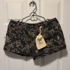 Vanilla Star Camo Look Denim Shorts Size 13, Nwt. Waist (Lying Flat) 16" Length (Waist To Hem) 10" Measurements Are Approximate There Are Dogs And Smokers In The Home However Not Where Items Are Stored, Price Is Reflective Of That... All Reasonable Offers Considered Trendy Camouflage Cotton Shorts, Fb Games, Look Shorts, Flamboyant Gamine, Star Shorts, Outfit References, Thrift Inspo, Look Con Short, Wardrobe Pieces