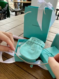 #tiffany#tiffany&co#браслет#тиффани#украшение#ювелирнаябижутерия#ньюйорк#nyc#breakfastattiffanys Tiffany Aesthetic, Tiffany And Co New York, Tiffany’s Necklace Aesthetic, Tiffany And Co Aesthetic, Necklaces Tiffany & Co., Tiffany & Co, Tiffany’s New York, Tiffany And Co Bracelet Tiffany & Co., Tiffany Shop