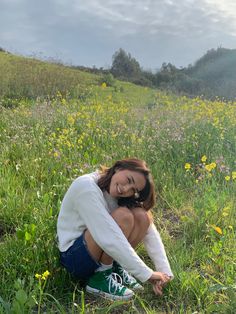 Spring flower field photo shoot photos vsco green platform converse thrifted white sweater vsco aesthetic Instagram poses tiktok inspo Black Guy, Senior Photo Poses, Spring Photoshoot, Black Boy, Pic Pose, Senior Photoshoot, Foto Poses, Grad Photos, Someone New