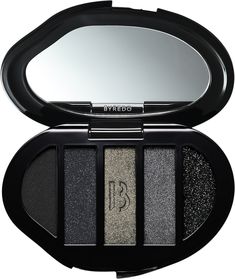 Fêtes Noires är en begränsad utgåva av Eyeshadow 5 Colours-kollektionen och är en harmoni mellan fem djupsvarta nyanser i fem unika utföranden.Den hållbara formulan utan skrynklor finns i en begränsad upplaga av vår Kompaktoch ger perfekt täckning med fyllig färg. Lätt, krämig och blandbar – särskilt med fingrarna – Fêtes Noires är ett flerdimensionellt spektrum av anti-färg. Goth Eyeshadow Palette, Byredo Eyeshadow, Blonde Hair Brunette, Best Eyeshadow For Blue Eyes, Brunette Red Hair, Blue Eyes And Blonde Hair, Makeup Shopping List, Blue Eyes Blonde, Best Eyeshadow Palette