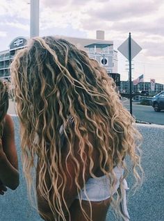 Beachy Hair Highlights, Curly Beach Blonde Hair, Beach Blonde Curly Hair, Surfer Curls, Wavy Beachy Hair, Horizontal Highlights, Curly Beach Hair, Gorgeous Curly Hair, Beach Blonde Highlights