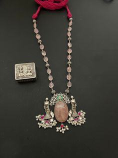 Produkt: Antique 92.5 Silber Pendent Halskette ----Produktdetails----- Material: Antiksilber 925er Massivsilber Fertige Farbe: Silber Herstellungsmethode: Handgefertigt und einige Schneidwerkzeuge (für gute Qualität) Handgefertigte Artikel: Halskette Schmuck Anhänger Stil: Stilvoll traditionell Gewicht ca.88Gramm MENGE: 1 Stück finden Sie hier:- https://www.etsy.com/in-de/shop/viditajewels?ref=seller-platform-mcnav Bei Großbestellungen können wir gerne einen Rabatt gewähren Bitte kontaktiert uns Luxury Handmade Antique Silver Necklace, Silver Pendent, Necklace Product, Necklace Antique, Pendent Necklace, Necklace Unique, Multi Strand Necklace, Strand Necklace, Unique Necklaces