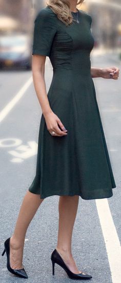 The Classy Cubicle: forest green midi dress with ruched side panels Classy Cubicle, Look Working Girl, Fashion Blogger Style, Green Midi Dress, Nyc Fashion, Linnet, Winter Mode, Fashion Winter, Cubicle