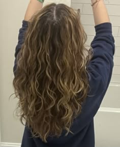 Pelo Ondulado Natural, Naturally Wavy Hair Cuts, Design Hairstyle, Natural Curly Hair Cuts, Vacation Hairstyles, Thick Wavy Hair, Viral On Tiktok, Hairstyles 2024, Haircuts For Wavy Hair