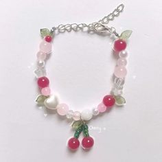 How To Make Cherry Beads, Aesthetic Bracelet Making, Cherry Bracelet Beads, Diy Bracelet Aesthetic, Bracelets Inspo Beads, Cute Necklaces To Make, Cherry Beaded Bracelet, Accesorios Aesthetic Diy, Aesthetic Bracelets Beads