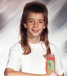 16 coupes de cheveux atroces qu'on ne voit plus aujourd'hui mais qui étaient totalement à la mode dans les années 80 ! Worst Haircut Ever, Vintage Haircuts, Mullet Haircut, Bad Kids, Kids Hair Cuts, Hair Tattoos