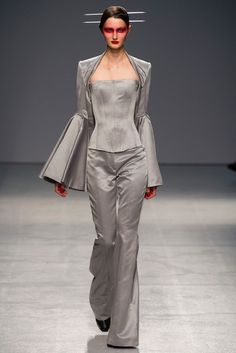 Gareth Pugh Spring 2013 Ready-to-Wear Collection Photos - Vogue Collage Foto, Collection Couture, Gareth Pugh, Futuristic Fashion, Future Fashion, Mode Inspo, Mode Inspiration, Grey Fashion, Primavera Estate