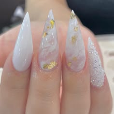 White Pointy Nails Design, Smokey White Nails, Nails That Look Like Crystals, White Smokey Nails, Smokey Nails Acrylic, White Fade Nails, White Crystal Nails, Stiletto White Nails, White Pointy Nails