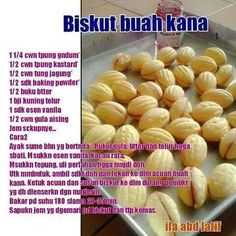 some kind of food that is on top of a metal pan and in front of the words biskut buah kana