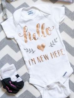 Baby Girl Cricut Ideas, Cute Baby Onesies Sayings, Cricut Baby Shower Gifts, Baby Cricut Projects, Cricut Onesie Ideas, Baby Girl Onesies Vinyl, Baby Onsies Ideas, Cricut Baby Shower, Practical Baby Gifts