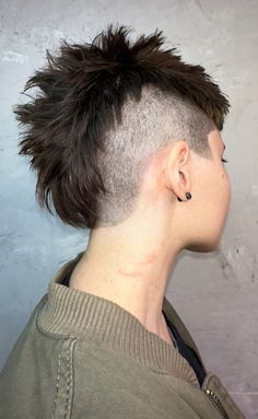 Mohawk Unstyled, Short Mowhak Hairstyle Woman, Mohawk Down, How To Style Mohawk, Deathhawk Short, Mohawk Reference, Queer Mohawk, Mohawk Hairstyles Men Black