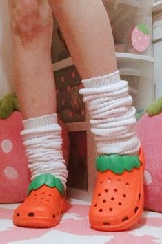 Kawaii Crocs Shoes, Cute Strawberry Aesthetic, Strawberry Crocs, Crocs Cute, Strawberry Shoes, Kawaii Shoes