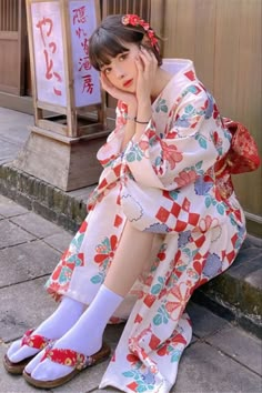 Japanese Yukata, Casual Kimono, Female Pose Reference, Fashion Photography Inspiration, Kimono Yukata, Figure Poses, Japanese Outfits, Traditional Fashion, Pose References