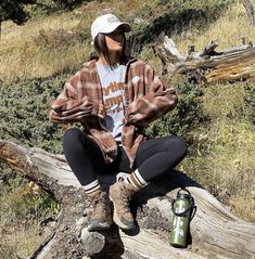 Hiker Style Outfit, Women Hikers Outfit, Female Camping Outfits, Woman Camping Outfits, Rainy Day Hiking Outfit, Chilly Hiking Outfit, Cute Trekking Outfit Women, Cold Weather Hiking Outfits For Women, Winter Trekking Outfit Women