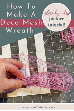 How to make a mesh wreath step by step with pictures Easy Mesh Wreath, Deco Mesh Christmas Wreaths Diy, Tulle Wreath Diy, Decorative Mesh Wreaths, Ribbon Wreath Diy, Deco Mesh Crafts, Making Mesh Wreaths, Burlap Wreath Tutorial