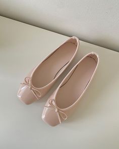 Fancy Footwear For Women, Light Pink Shoes, Vintage Shoes Women, Pretty Heels, Pink Bottoms, Cute Shoes Heels, Shoes Heels Classy, Old Fashion Dresses, Heels Classy