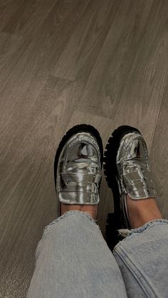 Silver Loafers Outfit Summer, Metallic Loafers Outfit, Silver Loafers Outfit, Mocassin Outfit, Silver Shoes Outfit, Loafers Outfit Summer, Chunky Loafers Outfit, Lazy Fashion, Silver Loafers