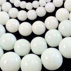 many white balls are arranged in a circle