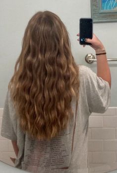 Wavy Beach Blonde Hair, Aesthetic Blonde Hairstyles, Beach Waves With Layers, Blond Hair Inspo Highlights, Beach Dirty Blonde Hair, Hair Inspo Color Natural, Long Wavy Hair Aesthetic, Wavy Dirty Blonde Hair, Dirty Blonde Wavy Hair