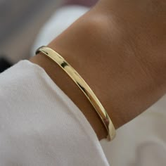 This chic solid bangle bracelet is ultra-trendy and fashionable. The comfortable, lightweight design is perfect for day or night - try it layered or all on its own! Made of Sterling Silver 14K Gold or Rhodium plating Nickel-free & Hypoallergenic Thickness: 4mm Latch closure Model paired with Studded Bangle Clean Girl Jewelry, Diamond Bangle Bracelet, The Bangles, Bracelet Diamond, Chunky Earrings, Gold Armband, Diamond Bangles Bracelet, Dainty Bracelet, Bracelet Dainty