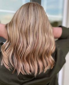 Blonde Hair With Caramel Lowlights, Champaign Blonde, Blonde Hair With Copper Lowlights, Blonde Angled Bob, Brown Hair With Blonde, Blonde Hair With Lowlights, Caramel Blonde Hair, Hair With Blonde Highlights, Hair With Lowlights