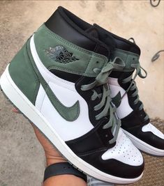 Air Jordan Brown, Nike Noir, Green Jordans, Custom Sneakers Diy, Cute Nike Outfits, Jordan Shoes Girls, Custom Nike Shoes