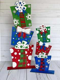 Grinch Presents Tower, Grinch Presents, Christmas Cricut Projects To Sell, Christmas Laser Cut Ideas, Toll Painting, Grinch Decorations, Christmas Diy Wood, Outside Christmas Decorations, Christmas Reindeer Decorations