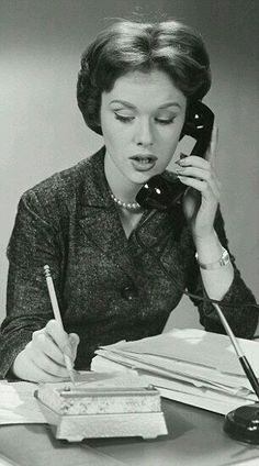 Super secretary. 1950 ❤️ Career Girl, Swinging Sixties, Vintage Phones, On The Phone, Working Woman, Job Interview, Looks Vintage, Pose Reference