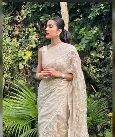 Chantilly Lace Saree, Organza Saree Blouse, Faiza Saqlain, Raw Silk Blouse, Lace Saree, White Bridal Dresses, Traditional Indian Dress, Party Sarees, Pakistani Fancy Dresses