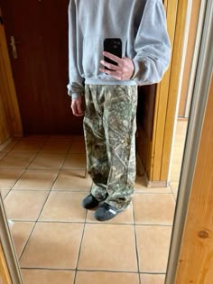 Camo Pants Streetwear Outfit, White Camo Hoodie Outfit, Realtree Camo Pants Outfit Men, Camo Pants Outfit Aesthetic, Real Tree Pants Outfit Men, Tree Camo Pants Outfit, Camo Pant Outfits, Realtree Pants Outfit, Realtree Camo Pants Outfit