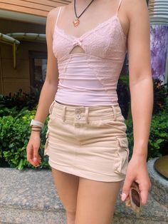 Pink Cargo Skirt, Pink Top White Skirt, Pink Cargo Skirt Outfit, Beige Cargo Skirt Outfit, Short Cargo Skirt Outfit, Tan Skirt Outfits, Cream Skirt Outfit, Pink Tank Tops Outfit, White Mini Skirt Outfit