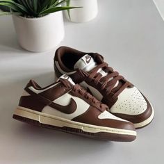 Betover met de Nike Dunk Low WMNS 'Cacao Wow' (DD1503-124). Deze unieke sneaker combineert een cacaobruin design met het geliefde Dunk Low silhouette. Bestel nu en voeg een vleugje magie toe aan je look! Nike Blazer Outfit, Cute Nikes