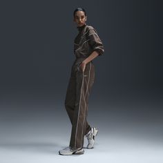 Reaching back to our roots, these easy-fitting pants pull inspiration from the Nike looks of the '70s. A water-repellent finish and UV technology built into the crinkle-woven fabric help keep you good to go come rain or shine. Nike Windrunner, Nike Looks, Studio Shots, Nike Tracksuit, Fitting Pants, How To Hem Pants, Rain Or Shine, Women Lifestyle, Wet Weather