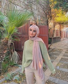 Pretty Outfits Hijab, Colorful Hijab Outfits, Sweater Outfit Hijab, Pink And Brown Outfit, Hijab Fashion Casual, Pink Hijab