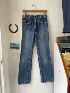 Levi's 505 from the 1970s. Single stitch back pockets and a 42 talon zipper. Made in the USA. Side note: The 501's made at this time had selvedge. Pretty cool. Flat Measurements: Waist: 29" Inseam: 32" Rise: 10"  Head to our Sizing Guide to see if this will fit you. *Please note, all of our items are vintage and used and will naturally have some wear. We'll always do our best to properly document any obvious imperfections. **Colors may vary slightly between photos on screen and actual piece. Vintage Fitted Straight Jeans, Fitted Vintage Straight Jeans, Retro Straight Jeans, Levis 505, Levi's, Pretty Cool, 1970s, Gender Neutral, Im Not Perfect