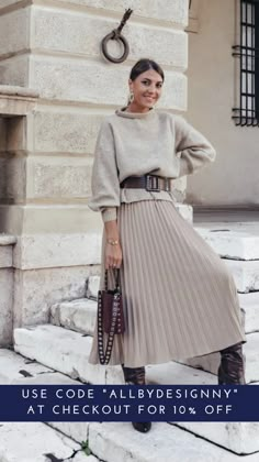 Skirt And Sweater, Pleated Skirt Outfit, Skirt And Boots, Skirts With Boots, Winter Skirt, Long Skirts, Looks Chic