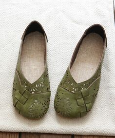 Green Flat Feet Shoes Comfortable Splicing Hollow OutMade of:-PU Upper.-Rubber sole-Cotton Fabric cushioned insole. Green Comfortable Flats With Round Toe, Comfortable Green Slip-on Flats, Green Round Toe Flats With Cushioned Footbed, Green Casual Flats With Cushioned Footbed, Green Flats With Rubber Sole And Round Toe, Casual Green Flats With Rubber Sole, Casual Green Flats With Textured Sole, Green Slip-on Walking Shoes With Rubber Sole, Summer Closed Toe Walking Shoes With Rubber Sole