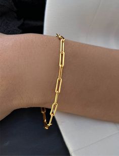 AN EVERYDAY MUST-HAVE. Our minimal Essential link chain bracelet is perfect for everyday wear. Great for bracelet layering or let it shine on its own! A gender neutral bracelet, everyone can enjoy this accessory! QUALITY INGREDIENTS: 18K gold over sterling silver  COMPLETE YOUR LOOK: Pair it with our matching Essential Necklace. Click here. BRACELET HACK: Click here to watch this hack video and learn how to put on any bracelet in seconds! [newcontentsection] HOW TO STYLE YOUR LOOK SHARE YOUR JEW Everyday Paperclip Link Bracelet, Everyday Gold Chain Paperclip Bracelet, Minimalist Metal Paperclip Bracelet With Gold Chain, Classic Everyday Chain Bracelet, Paperclip Style, Everyday Delicate Chain Paperclip Bracelet, Delicate Paperclip Chain Bracelet For Everyday, Classic Paperclip Chain Bracelet For Everyday, Classic Everyday Paperclip Chain Bracelet, Gold Chain Paperclip Bracelet For Everyday